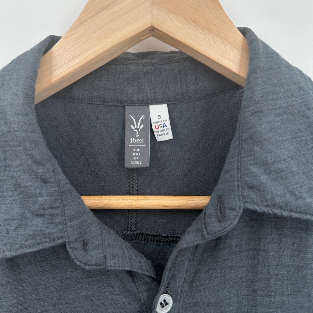 Ibex Merino Wool Button Down Shirt Mens Small Grey Long Sleeve Raglan Pocket USA - Picture 2 of 7